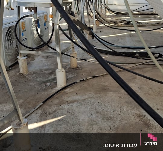 צינורות שחורים מחוברים לדודי שמש על גג